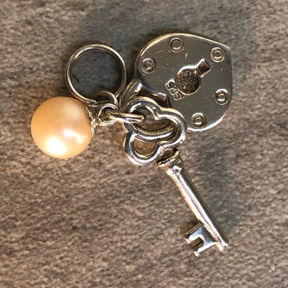 Vantel Pearls "Key to My Heart" Charm - Picture 3 of 9